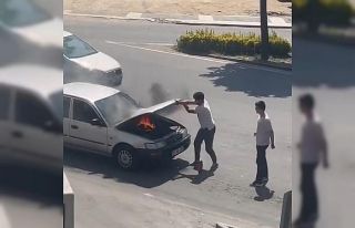 Yanan otomobili duyarlı vatandaşlar söndürdü