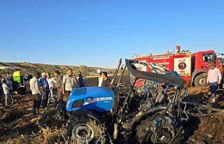 Yangının ortasında kalan traktör alevlere teslim...