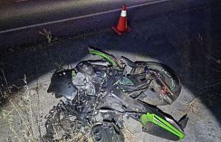 Yarış yaparken farları yanmayan otomobile çarpan...