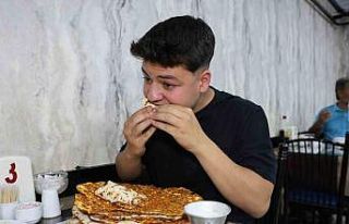 Yaşına ve kilosuna bakmadan bir oturuşta 15 lahmacun...