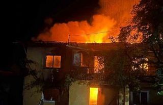 Yaşlı kadının 2 katlı evi küle döndü