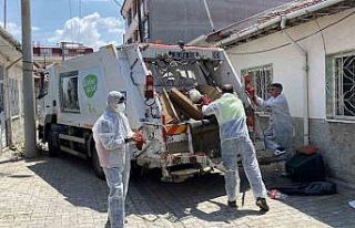 Yaşlı kadının evinden 2 kamyon çöp çıktı