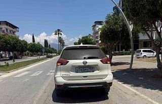 Yayaya yol veren araca çarpmamak için kaza yaptı