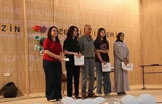 Yazar Remzi Kokargül kitap gelirini öğrencilere...