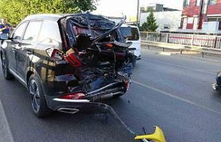 Yeni alınan araca kamyon çarptı: 1 yaralı