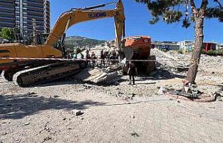 Yıkım çalışmasında facia: Operatörle birlikte...