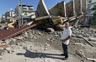 Yıkım esnasında 7 katlı bina iş makinesinin üzerine...