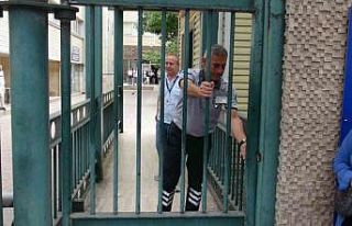 YKS heyecanı: Öğrenciler salonda, aileler dışarda...