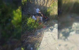 Yol kenarına devrilen motosikletin sürücüsü öldü