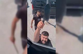 Yol verme tartışmasında satırla saldırdı