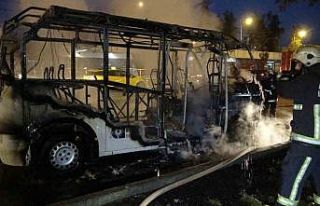 Yolcu minibüsü alev alev yandı, yangına müdahale...