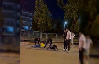 Yolda yürürken silahlı saldırıya uğrayan 2 genç...