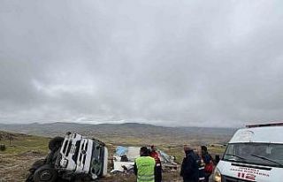 Yoldan çıkan meyve yüklü tır devrildi, sürücüsü...