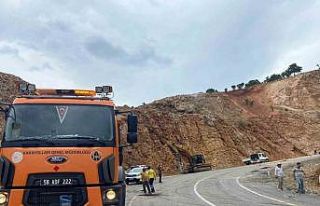 Yoldan çıkan tırın üzerindeki iş makinası düştü