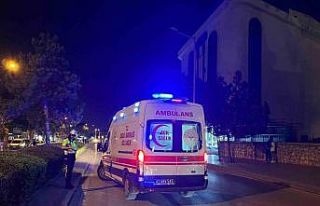 Yolun karşısına geçmeye çalışan kişiye çarptı,...