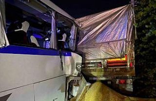 Yolun kenarında duran tıra işçi servisi çarptı