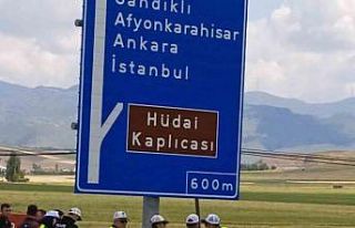 Yön tabelasına çarpan otomobildeki yaralılardan...