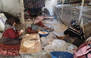 Yozgatlı kadınların imece usulü yufka mesaisi...