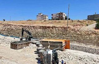 Yük boşaltan kamyon devrildi