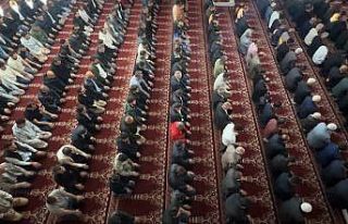 Yüksekova’da bayram namazında vatandaşlar camileri...