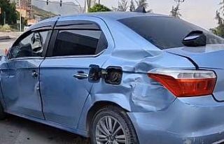 Yüksekova’da otomobil ile kamyon çarpıştı:...