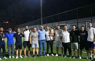 Yunusemre’nin U17’leri İzmir’de şampiyon oldu