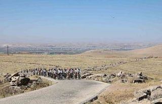 Yüzlerce bisikletli tarihi yerlere ulaşmak için...