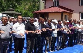 Yüzlerce kişi yağmur için avuçlarını semaya...