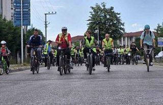 Yüzlerce pedal bisiklet baharı için çevrildi