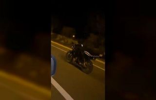 Yüzüstü yatarak motosiklet kullandı