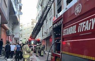 Zeytinburnu’nda çıkan yangında 2. kattan atlayan...