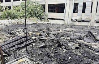 Zeytinburnu’nda hurdalık alanda yangın paniği:...