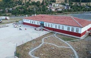 1965 Samsunspor Derneği, kırsaldaki ortaokulu kırmızı-beyaza...