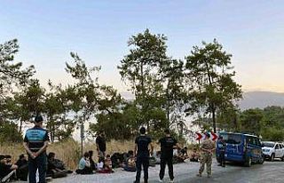 22 düzensiz göçmen ve 2 göçmen kaçakçısı...