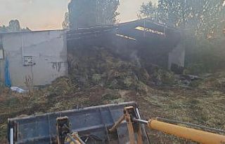 3 kamyon saman yandı