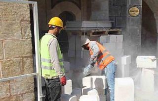 45 derecede ekmeklerini taştan çıkartıyorlar