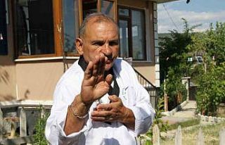 65 yaşındaki taekwondocu hareketleriyle gençlere...