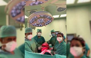 71 yaşındaki kadının karnından 9 kiloluk kitle...