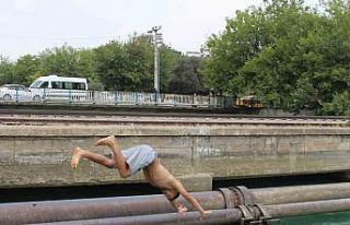 Adana yanıyor, sulama kanalları doluyor