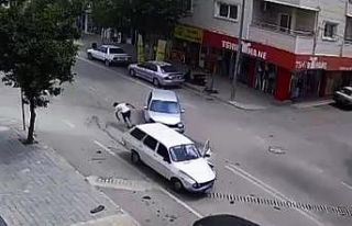 Adana’da sürücü kaza sırasında açılan kapıdan...