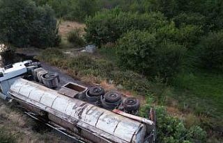 Afyonkarahisar’da sıcak asfalt yüklü tır devrildi