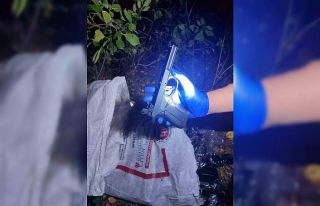 Ağaç altında çuval içinde tabanca ve tüfek parçaları...