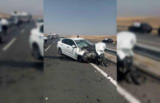 Ağrı’da otomobil traktöre çarptı: 2 yaralı