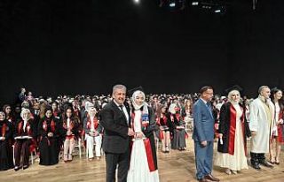 AK Parti’li vekil kızının diplomasını kendi...