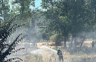 Akaryakıt istasyonu yanında çıkan örtü yangını...