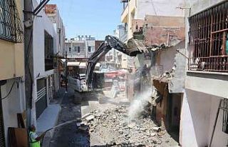 Akdeniz’de metruk yapılar tek tek yıkılıyor