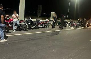 Akrobatik hareket yapan motorcular jandarmadan kaçamadı