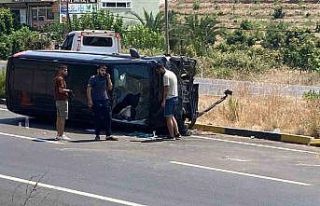 Alanya’da karşı şeride geçen hafif ticari araç...