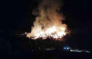 Alevler geceyi böyle aydınlattı: Yanan köy havadan...