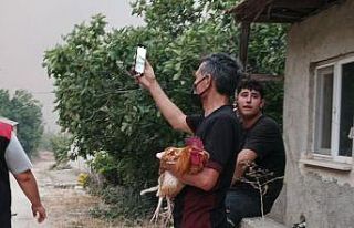 Alevler yaklaşınca horozunu kucağına alarak köyü...